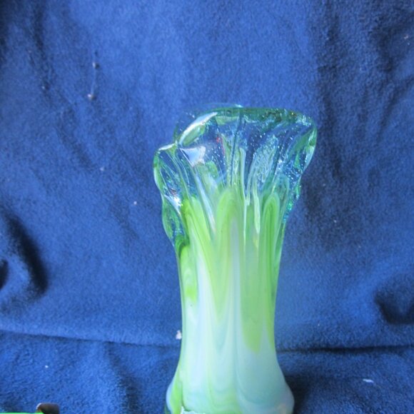 UNIQUE VTG HAND BLOWN HAND SWUNG V-SHAPED VASE MIXED COLORS - Picture 4 of 11